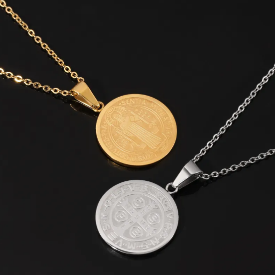 Ogrlica s Okruglim Privjeskom u Obliku O