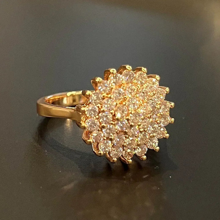 Anel s cvijetom i cirkonima s kristalima